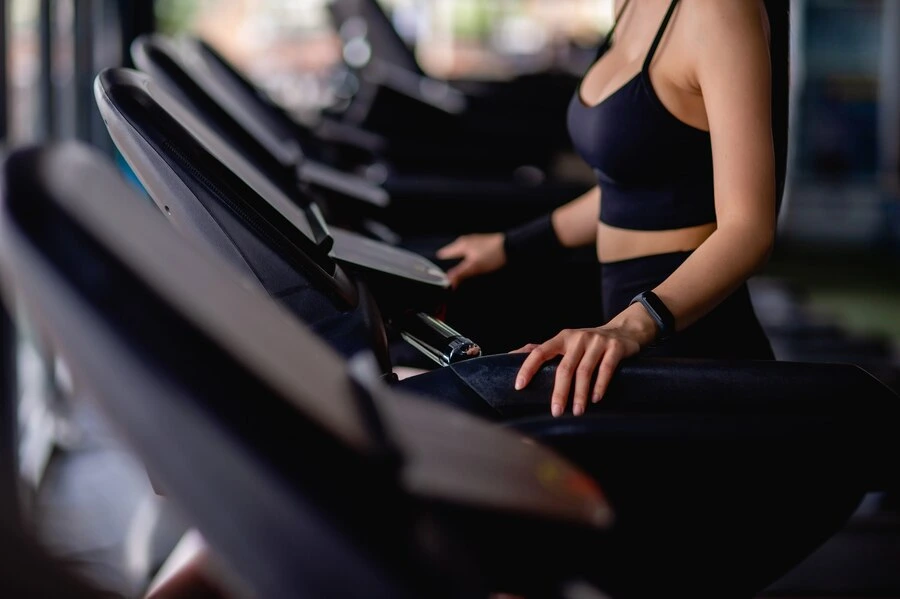 Беговая дорожка в фитнес-клубе